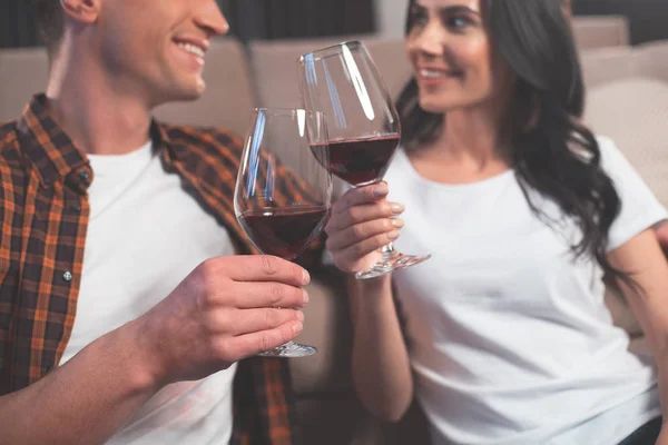 Casal feliz beber vinho no feriado — Fotografia de Stock