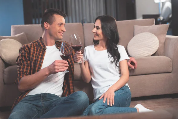 Boldog, fiatal férfi és a nő iszik alkoholt italok együtt — Stock Fotó