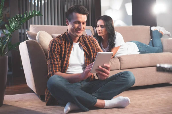 Neşeli evli çift evde çağdaş teknolojisiyle 