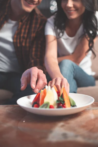 Glad ung man och kvinna äter söta hälsosam mat — Stockfoto