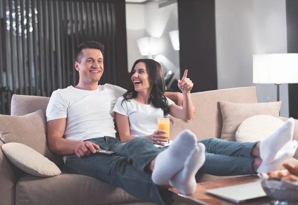 Est Drôle Joyeuse Jeune Femme Pointe Doigt Téléviseur Rit Elle — Photo