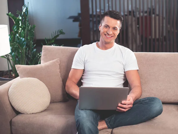 Neşeli adam akşam evde harcama 