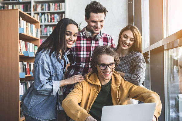 Pozitif erkekler ve kızlar Gadget'ı kullanma