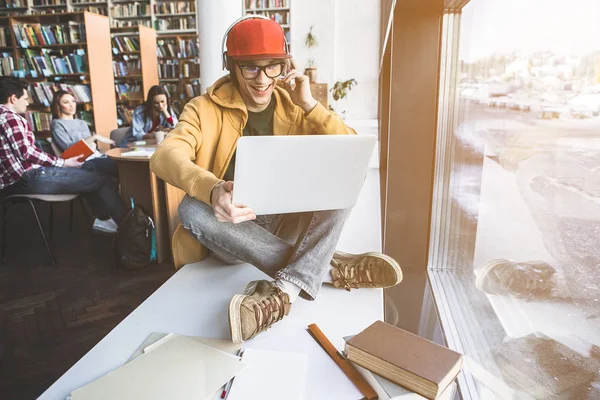 Mutlu adam cihaz ile çalışma