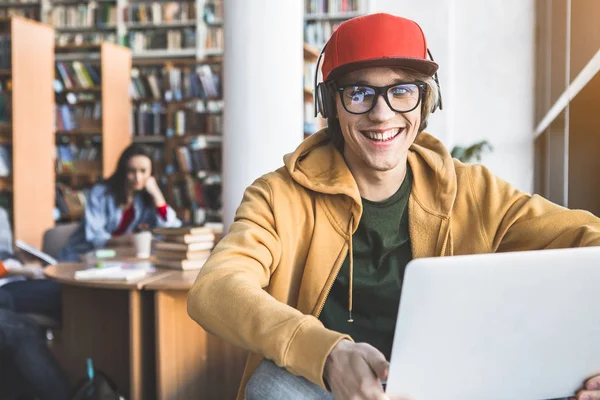 Olumlu erkek dizüstü bilgisayar kullanarak