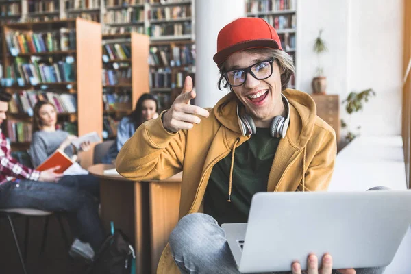 Optimistischer Student arbeitet mit Gadget — Stockfoto