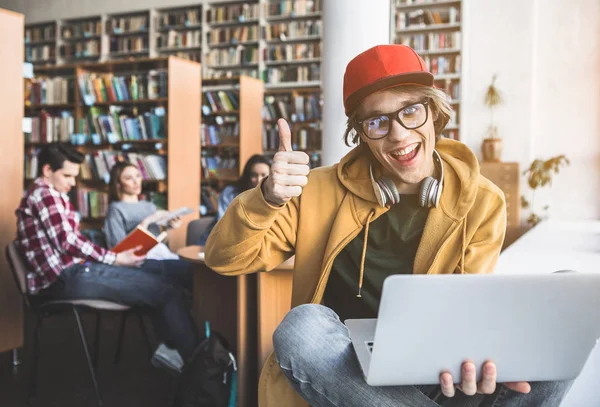 Dizüstü bilgisayar kullanarak giden erkek