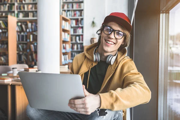 Mann arbeitet mit Notebook-Computer — Stockfoto