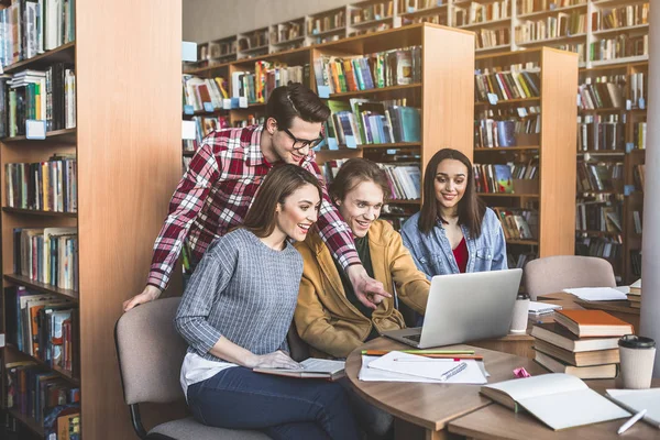 Pozitif öğrenciler dizüstü bilgisayar ile çalışma