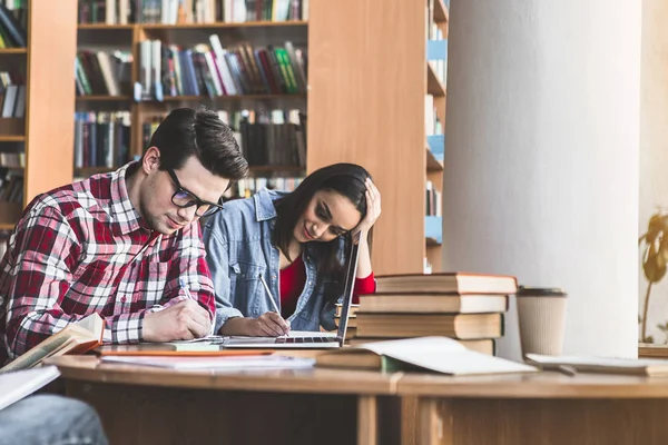 Neşeli kadın ve athenaeum eğitim