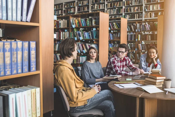 Alunos calmos trabalhando com livros — Fotografia de Stock