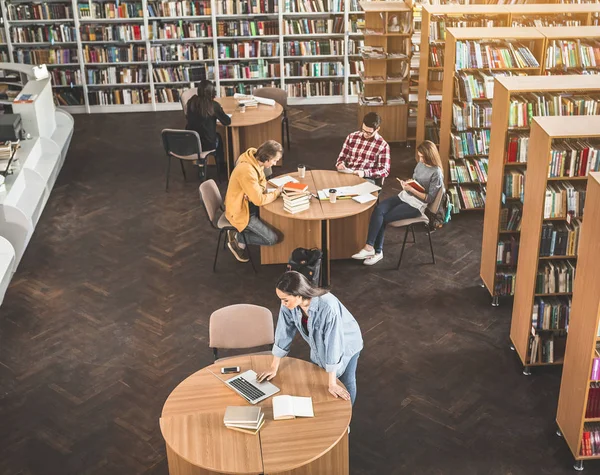 Odaklı kadın ve erkek parçalar