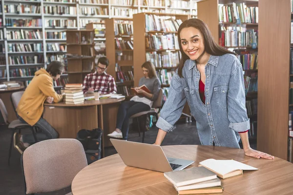 Olumlu erkek laptop ile çalışma