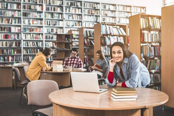 Dijital cihaz neşeli kız