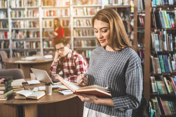 Kitaplığındaki kitap memnun kadın okumak
