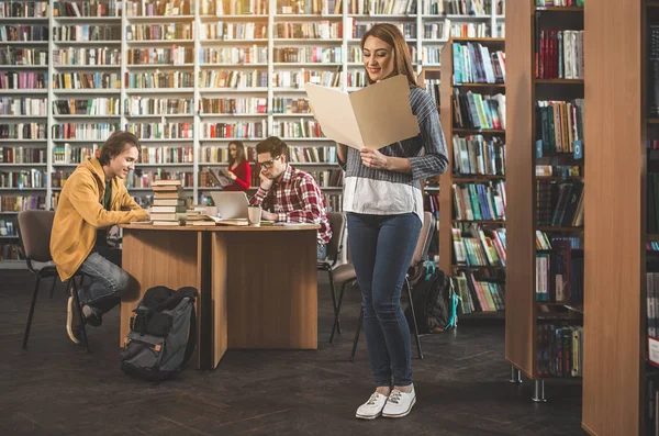 Pozitif Bayan klasör silah tutan