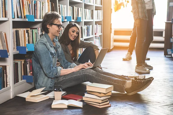 Pozitif adam ve kız Gadget'ı kullanma