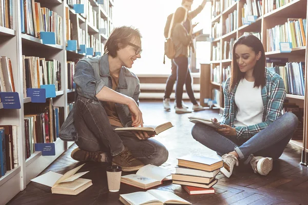 Athenaeum içinde konuşmak mutlu öğrenciler