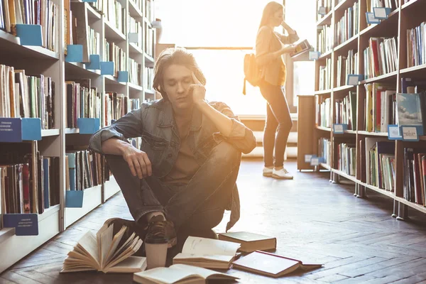 Üzgün erkek farklı birimler bulma