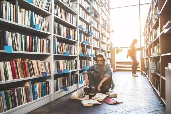 Üzgün adam okuma farklı birimler