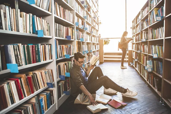 Hombre pensativo mirando en los libros —  Fotos de Stock