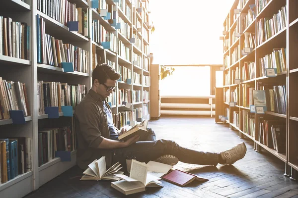 Gericht mannelijke leesboek in bibliotheek — Stockfoto