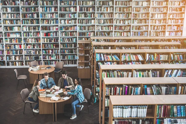 Pozitif kızlar ve erkekler kitaplığında öğrenme