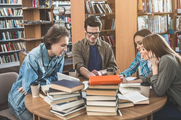 Estudiantes salientes preparándose para las clases — Foto de Stock