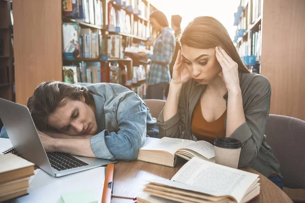 Mutsuz yoldaşlar kitaplığında bulma