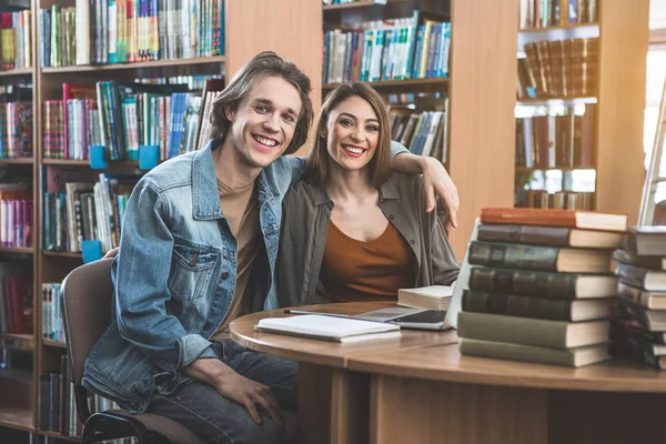 도서관에서 공부 하는 행복 한 커플 — 스톡 사진