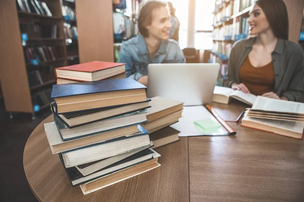 Optimistische Studenten erzählen im Athenäum — Stockfoto