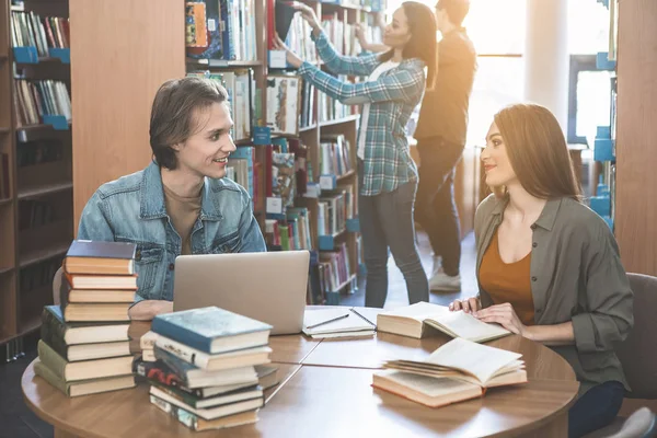 Athenaeum içinde iletişim mutlu öğrenciler