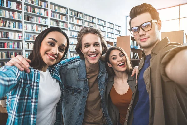 Kitaplığı'nda eğlenmeye giden yoldaşlar