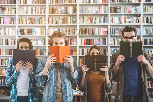 Düzenli gençler ağız birimleri kapsayan