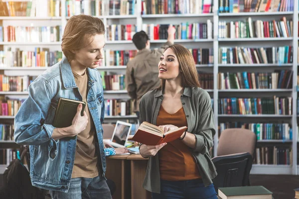 Neşeli grup athenaeum kitabında tartışıyor