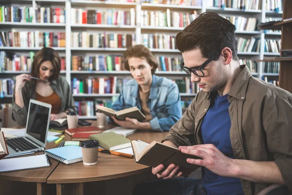 Athenaeum bilgilerinde bakarak yoldaşlar odaklı