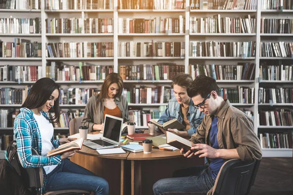 Pozitif öğrenciler kitaplığındaki kitap okuma