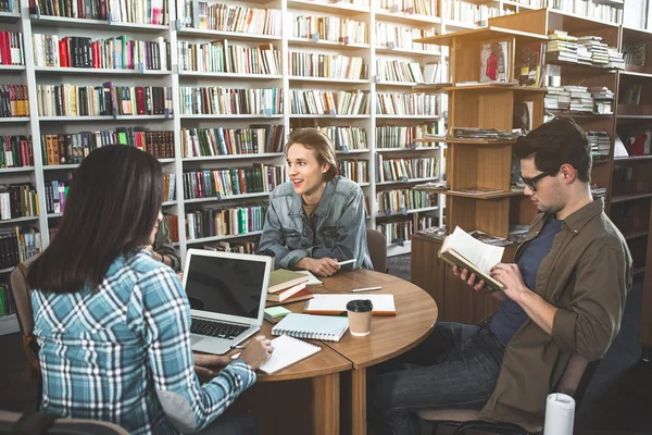 Studenti in uscita che parlano in biblioteca — Foto Stock