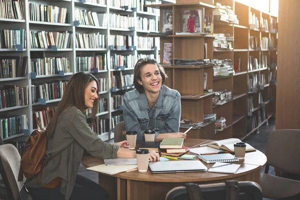 Olumlu erkek ve kız athenaeum eğitim