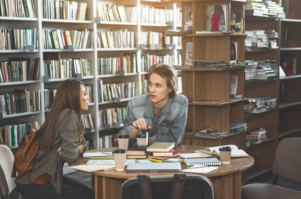 Спокойные студенты, обучающиеся в библиотеке — стоковое фото