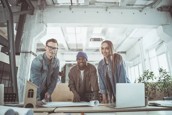 Nitelikli iş arkadaşları gülümseyerek olumlu