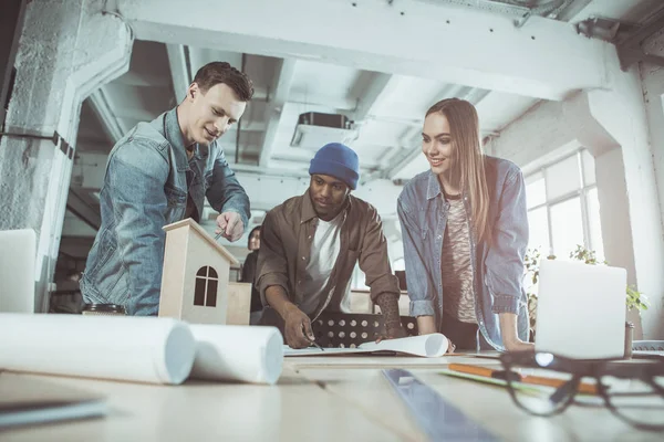 Neşeli insanlar yeni inşaat gelişmekte olan