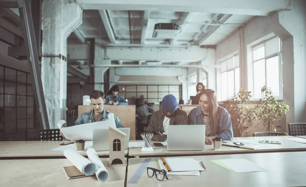 Neşeli arkadaşları ofiste zahmetli