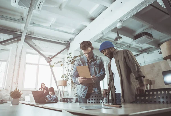 İş arkadaşları birbirleriyle birlikte çalışırken konuşuyorsun