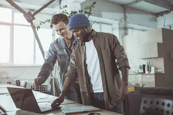 Hoş erkekler bilgisayar kullanıyorsanız