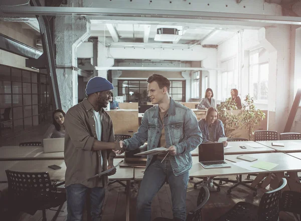 Nitelikli iyimser çocuklar birbirlerini tebrik