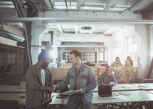 Profesyonel neşeli insanlar gülümseme ile çalışma