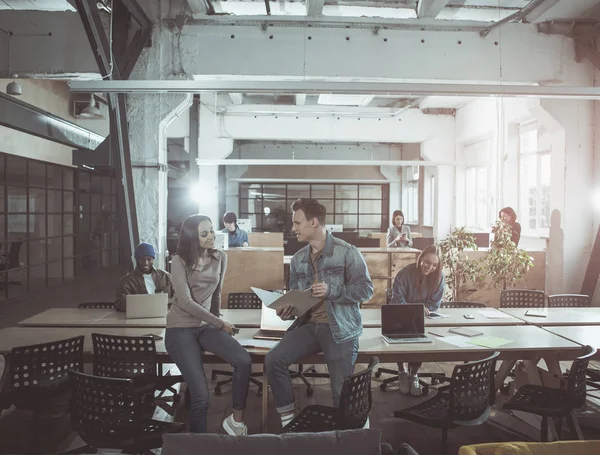 Nitelikli neşeli insanlar gülümseme ile çalışma