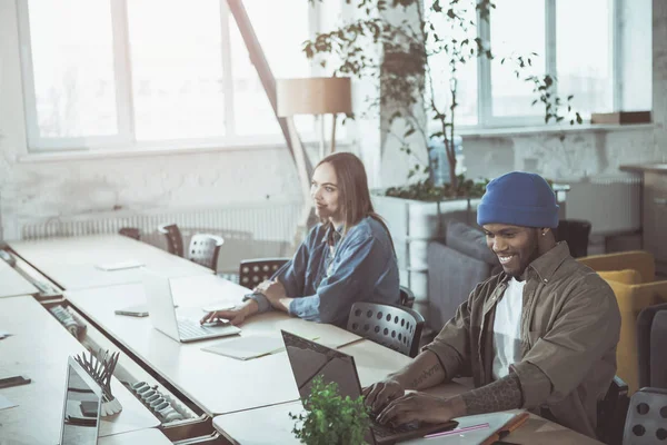 Başarılı iş arkadaşlarınızla zevk ile ofiste zahmetli