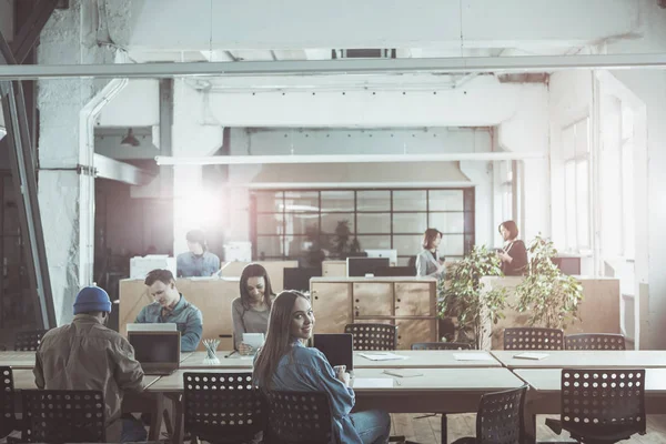 Meşgul ilerici takım ofiste zahmetli